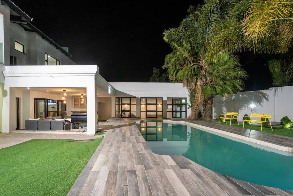 Pousada Private Modern 10 Bdrm Tucked Away In Sandton *