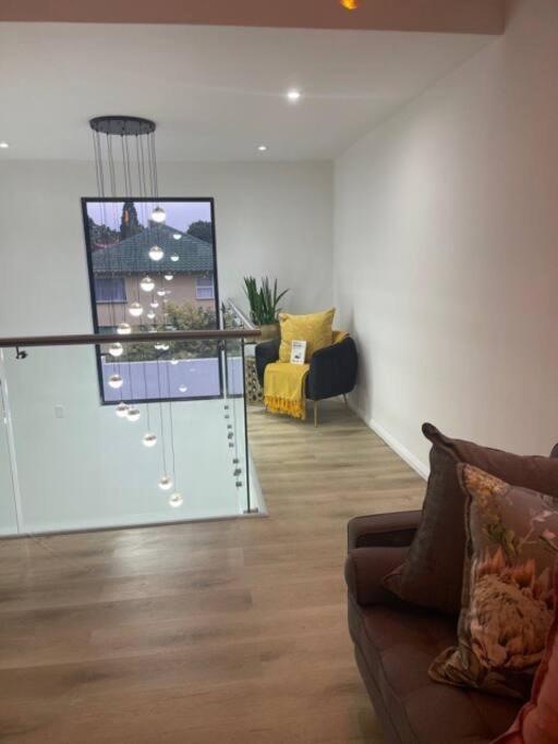 Private Modern 10 Bdrm Tucked Away In Sandton