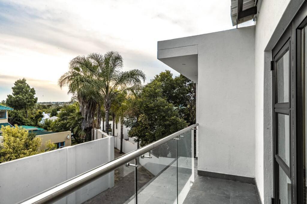 Private Modern 10 Bdrm Tucked Away In Sandton * Joanesburgo