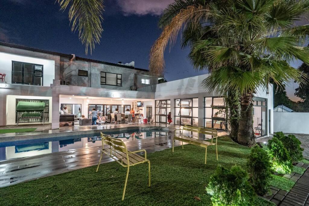 Pousada Private Modern 10 Bdrm Tucked Away In Sandton *