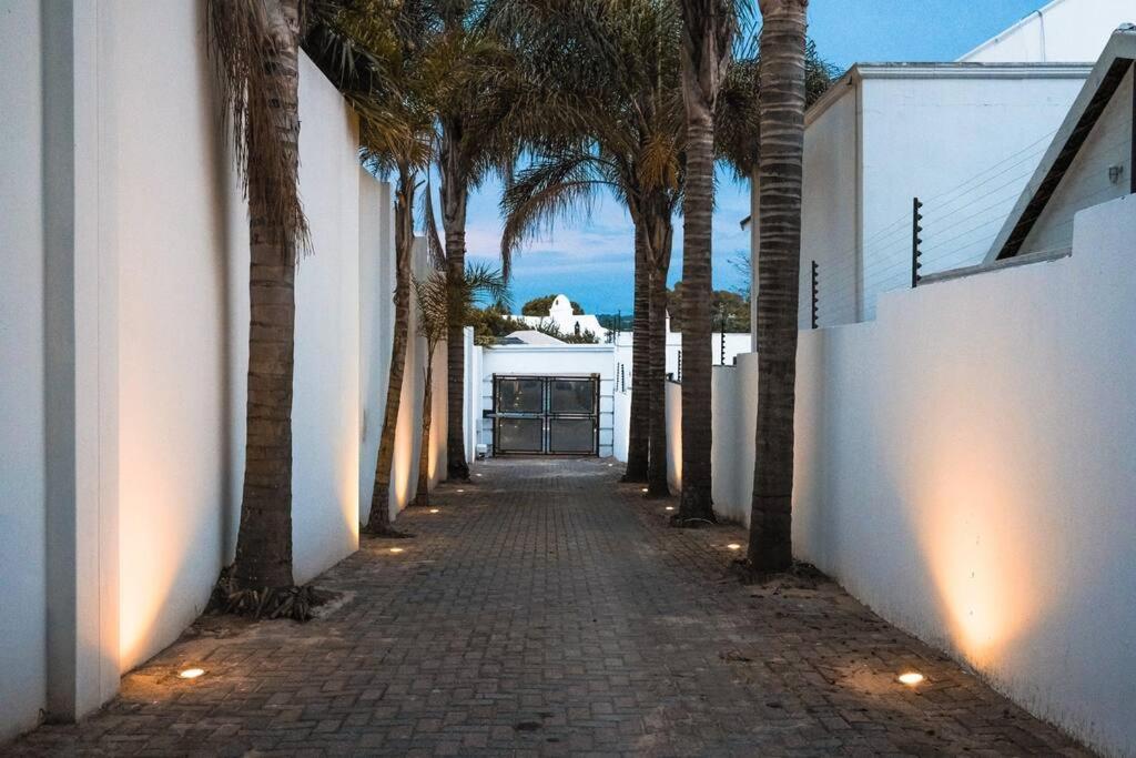 Private Modern 10 Bdrm Tucked Away In Sandton *