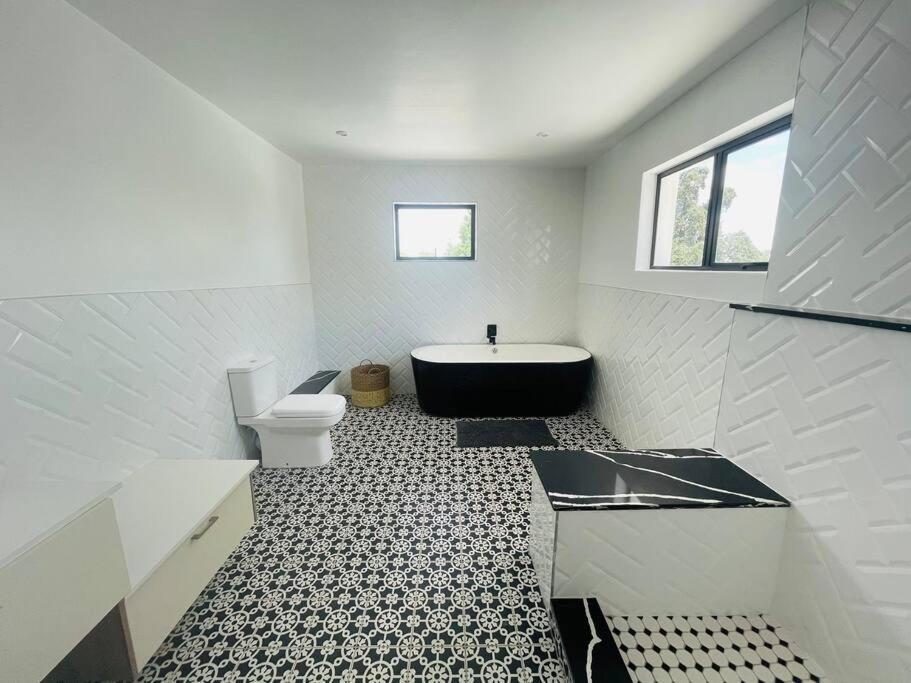 Private Modern 10 Bdrm Tucked Away In Sandton * Joanesburgo