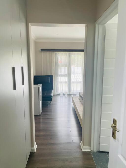 Private Modern 10 Bdrm Tucked Away In Sandton Pousada