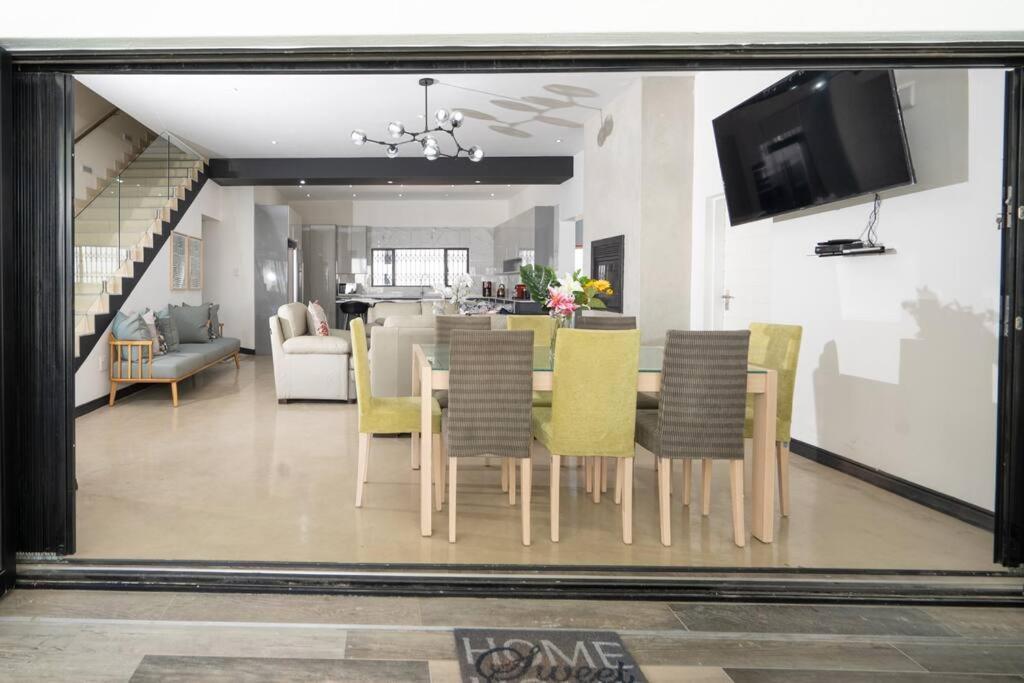 Pousada Private Modern 10 Bdrm Tucked Away In Sandton Joanesburgo