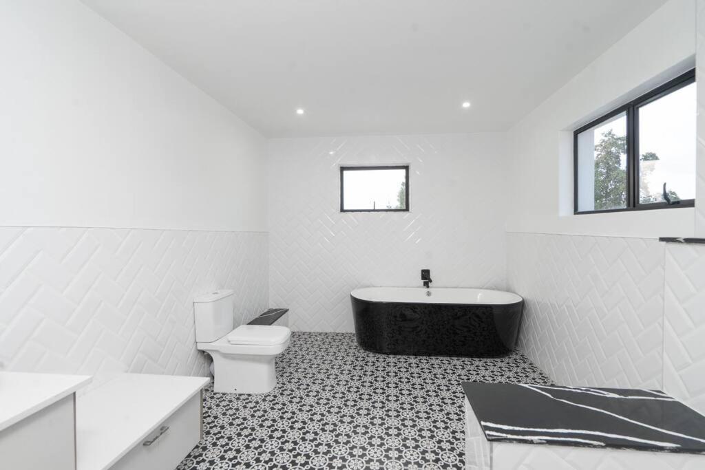 Private Modern 10 Bdrm Tucked Away In Sandton Joanesburgo