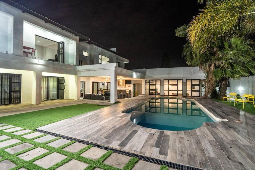 Private Modern 10 Bdrm Tucked Away In Sandton Pousada *
