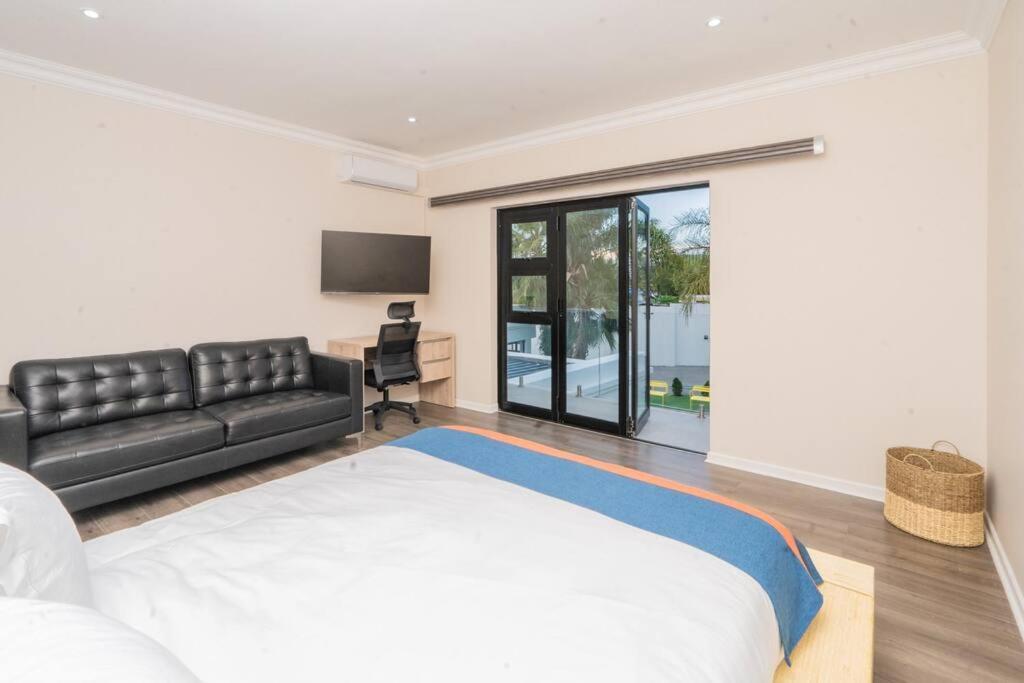 Private Modern 10 Bdrm Tucked Away In Sandton Joanesburgo