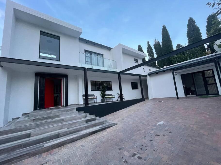 Private Modern 10 Bdrm Tucked Away In Sandton Pousada Joanesburgo