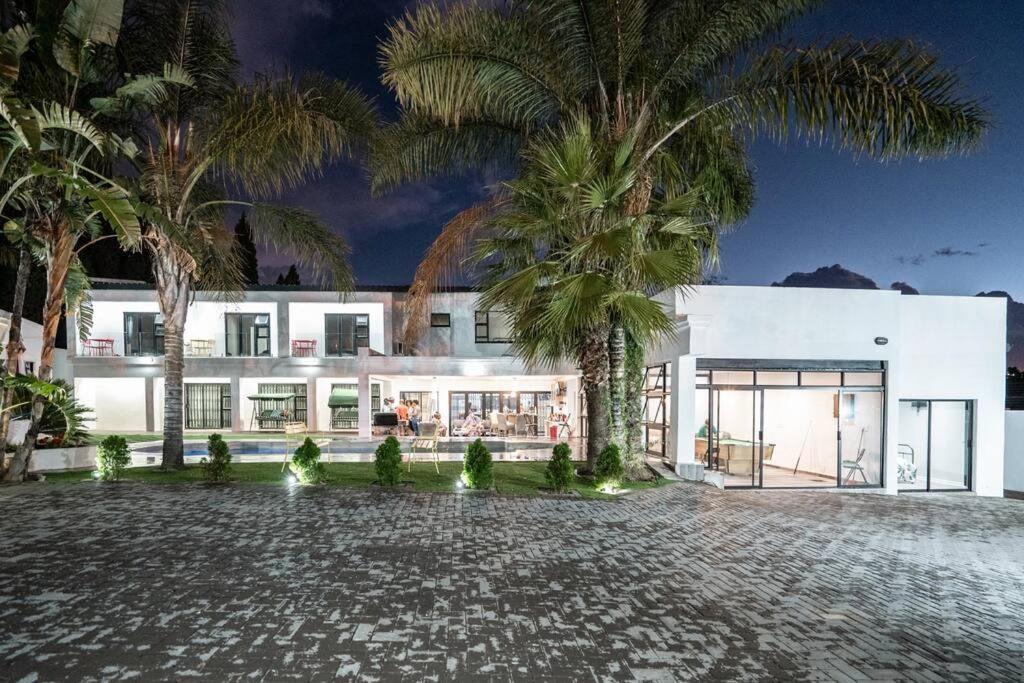 Private Modern 10 Bdrm Tucked Away In Sandton Pousada *