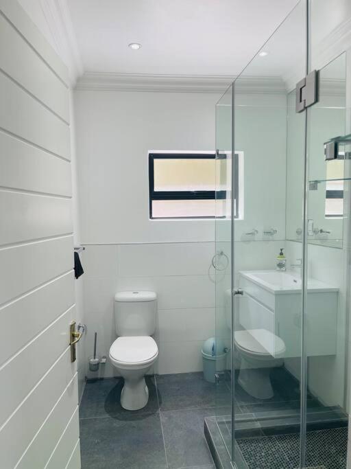 Private Modern 10 Bdrm Tucked Away In Sandton Pousada
