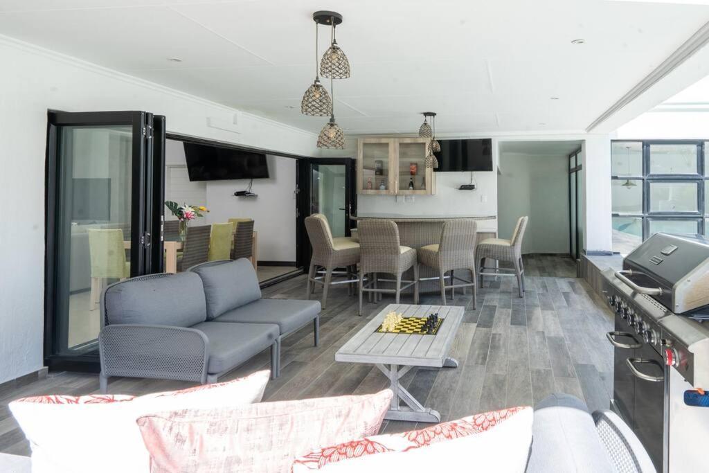 Private Modern 10 Bdrm Tucked Away In Sandton Pousada *
