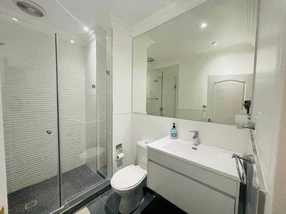 Private Modern 10 Bdrm Tucked Away In Sandton Joanesburgo