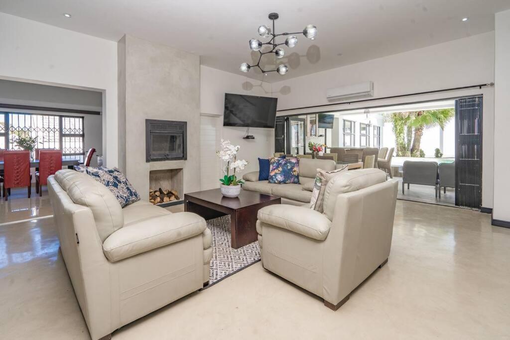 Private Modern 10 Bdrm Tucked Away In Sandton Pousada *