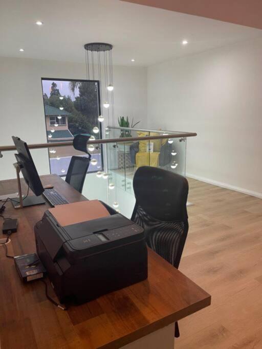 Private Modern 10 Bdrm Tucked Away In Sandton Joanesburgo