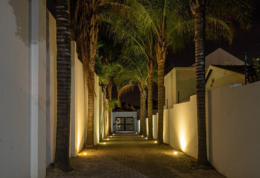 Private Modern 10 Bdrm Tucked Away In Sandton Pousada *