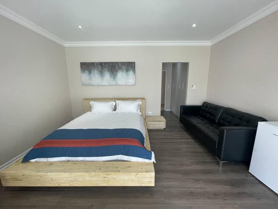 Pousada Private Modern 10 Bdrm Tucked Away In Sandton