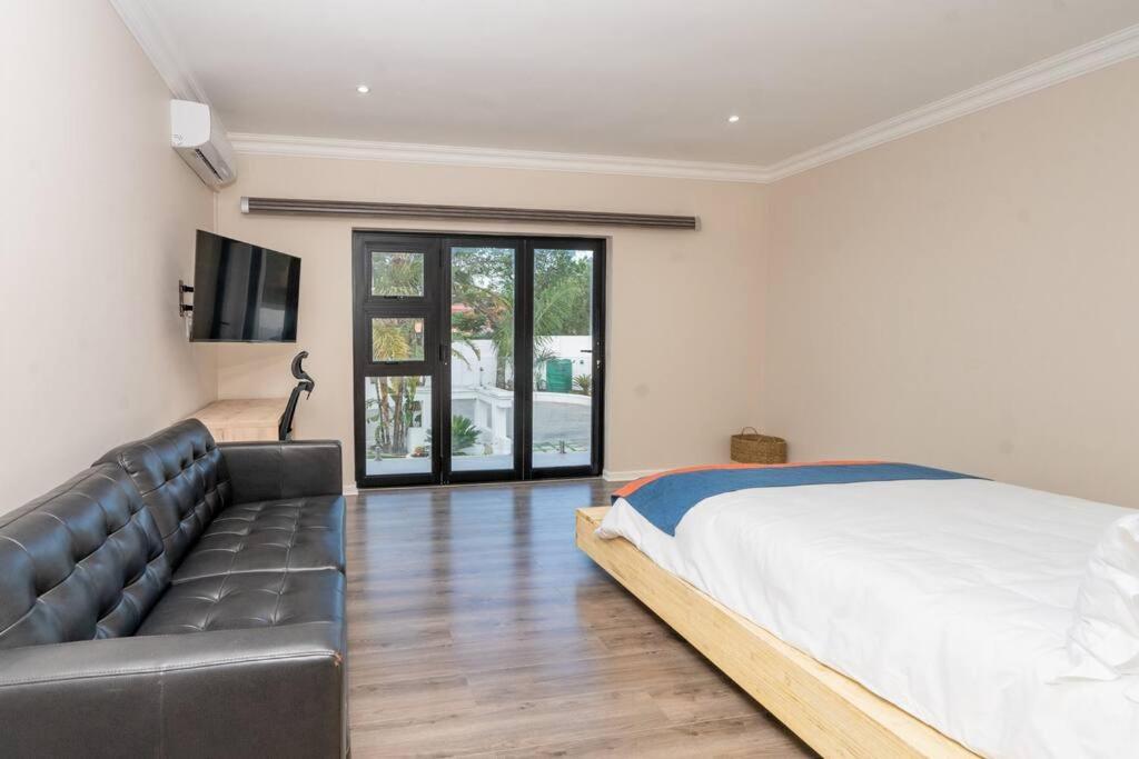 Private Modern 10 Bdrm Tucked Away In Sandton *