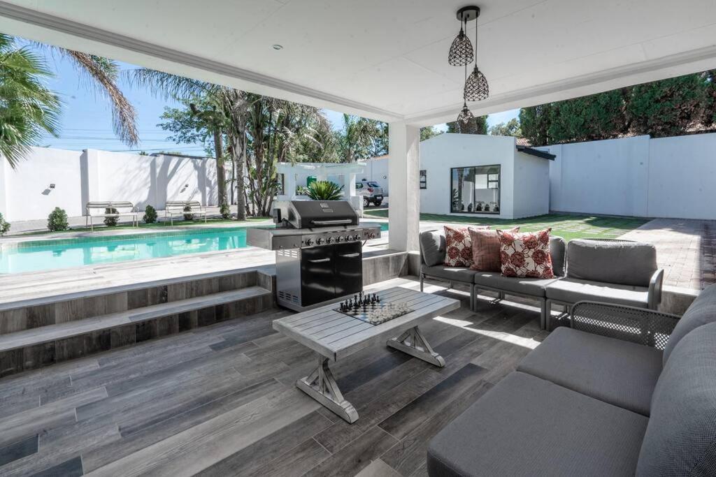 Private Modern 10 Bdrm Tucked Away In Sandton * Joanesburgo