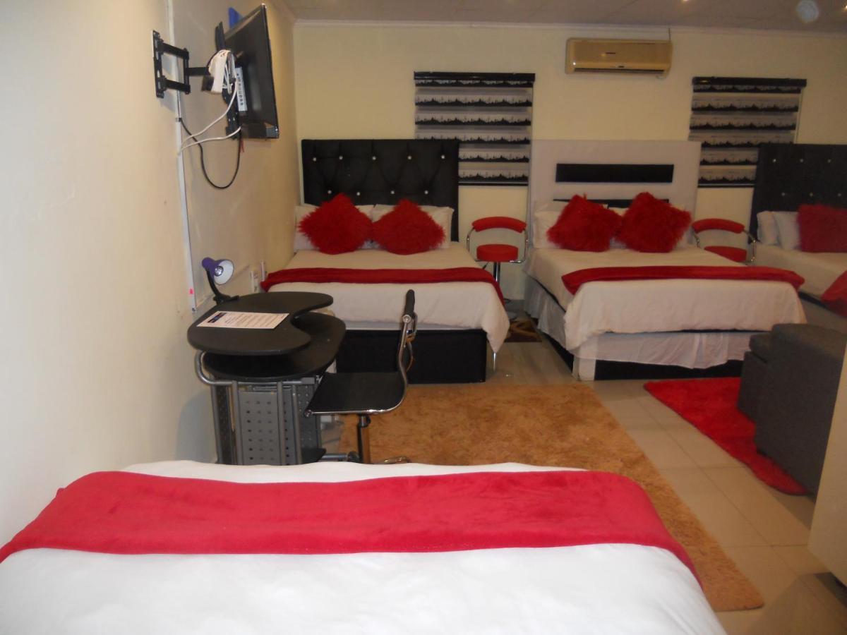 Apartment Multipurpose Suite, Lounge, Bedroom 4 Beds, Separate Kitchen & Toilet, Booking Ideal For Single, Double, Family, Group, Wifi, Dstv, Netflix,Youtube *