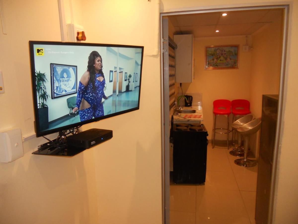 Multipurpose Suite, Lounge, Bedroom 4 Beds, Separate Kitchen & Toilet, Booking Ideal For Single, Double, Family, Group, Wifi, Dstv, Netflix,Youtube *