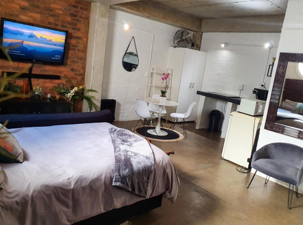 Craftsmen's Ship Maboneng, Apartment *