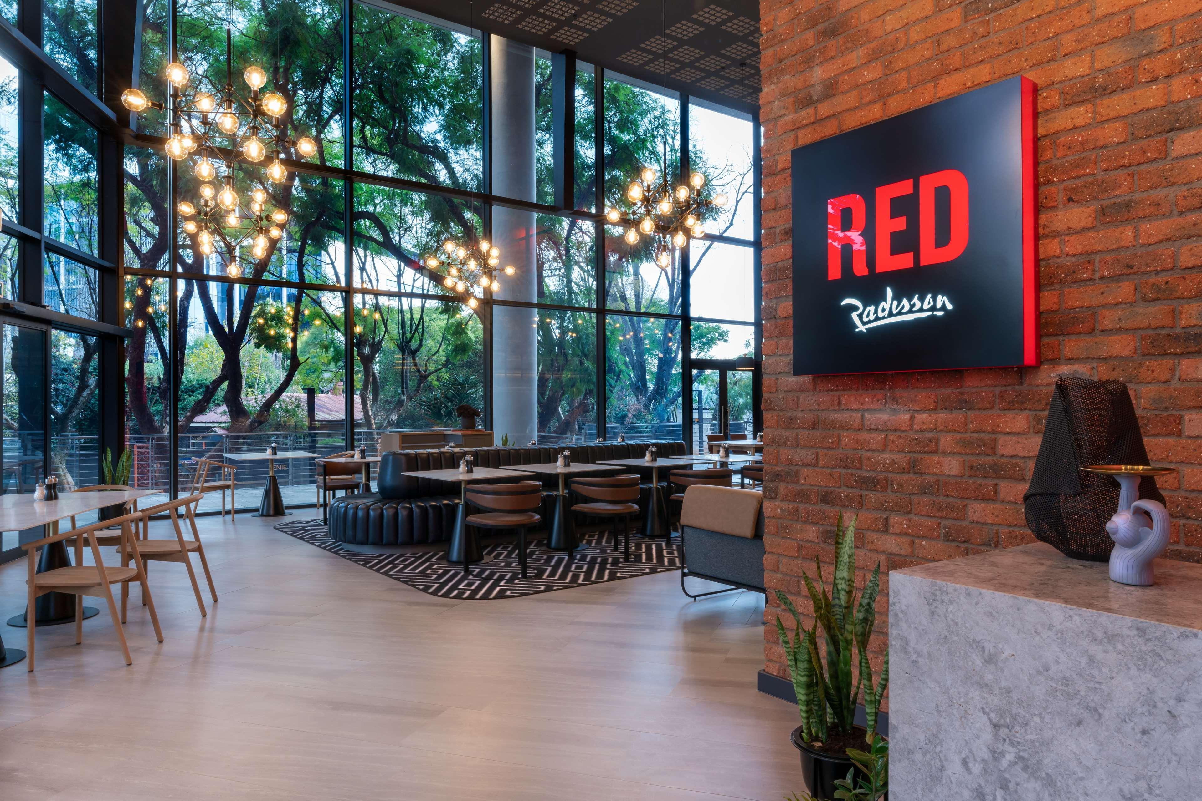 Radisson Red Rosebank Hotel 4*
