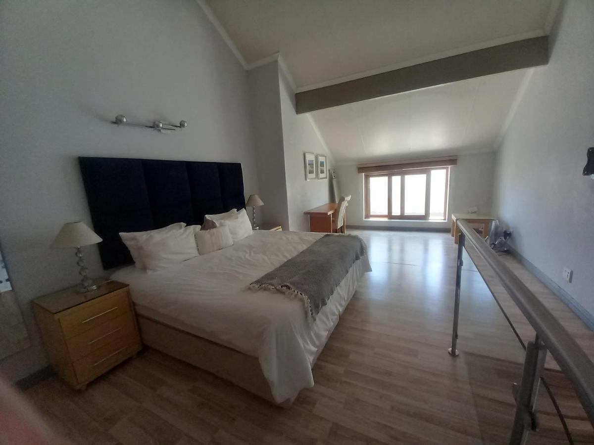 Mount Royal - 32 Large 1 Bed With Balcony Upstairs