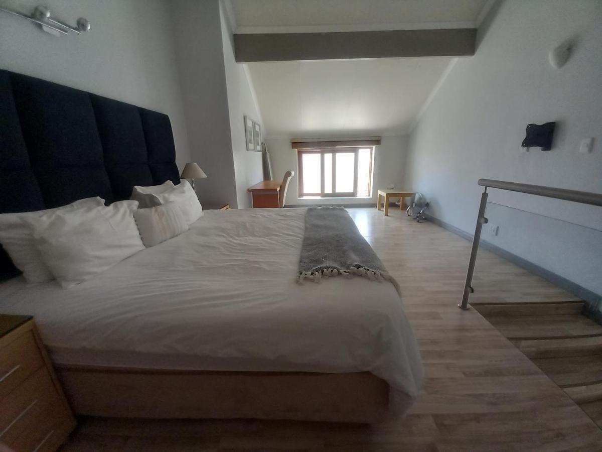 Mount Royal - 32 Large 1 Bed With Balcony Upstairs * Joanesburgo