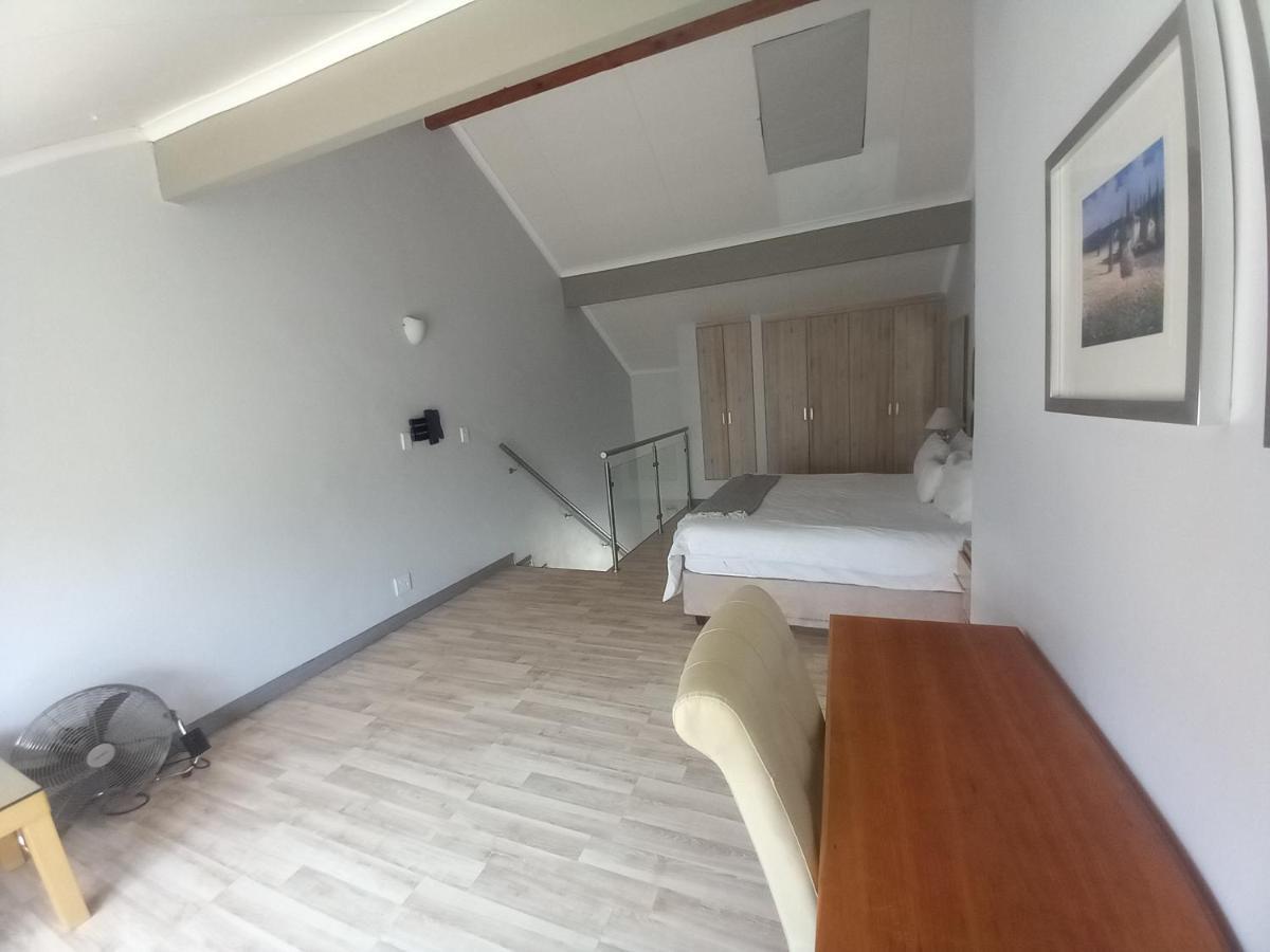 Mount Royal - 32 Large 1 Bed With Balcony Upstairs *