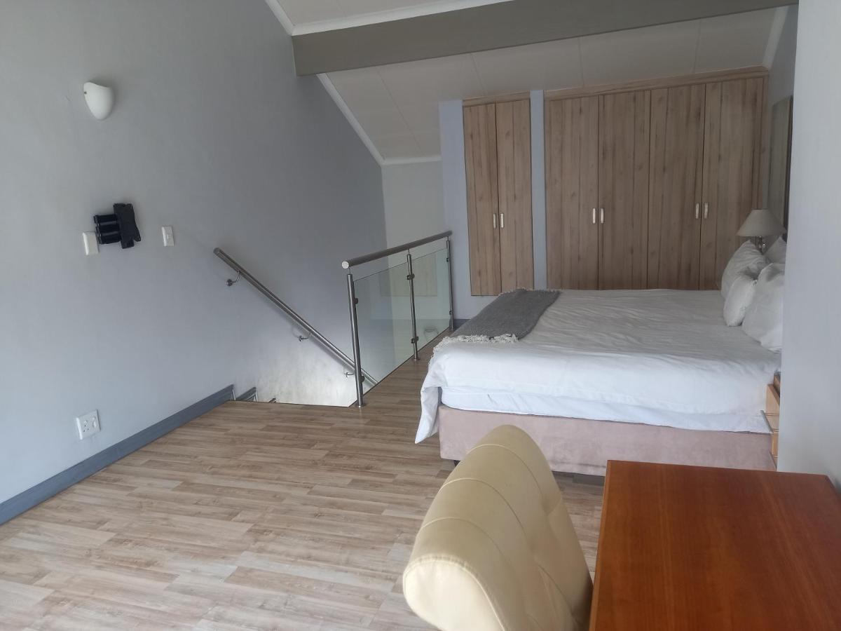 Mount Royal - 32 Large 1 Bed With Balcony Upstairs