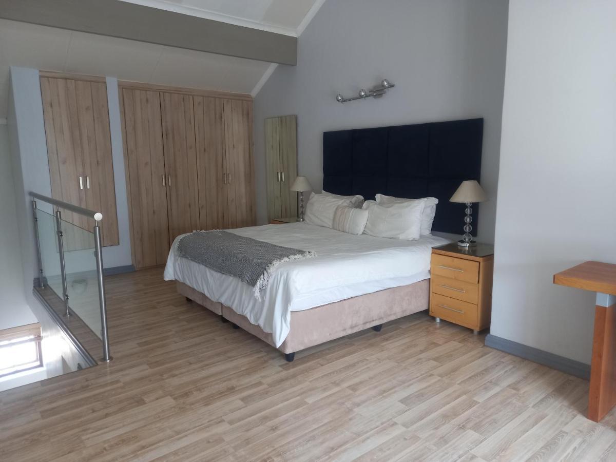 Mount Royal - 32 Large 1 Bed With Balcony Upstairs