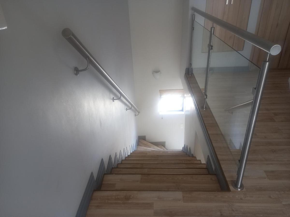 Mount Royal - 32 Large 1 Bed With Balcony Upstairs Apartamento
