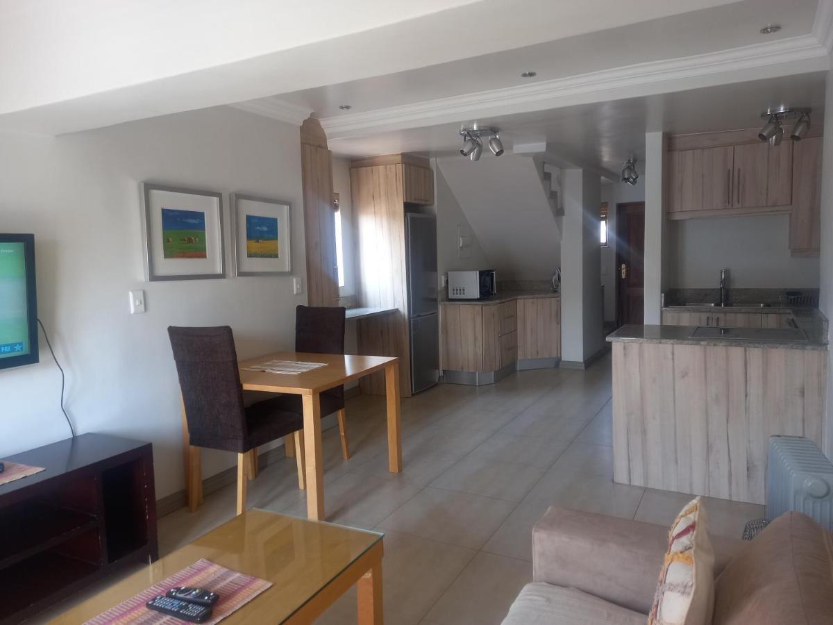 Mount Royal - 32 Large 1 Bed With Balcony Upstairs