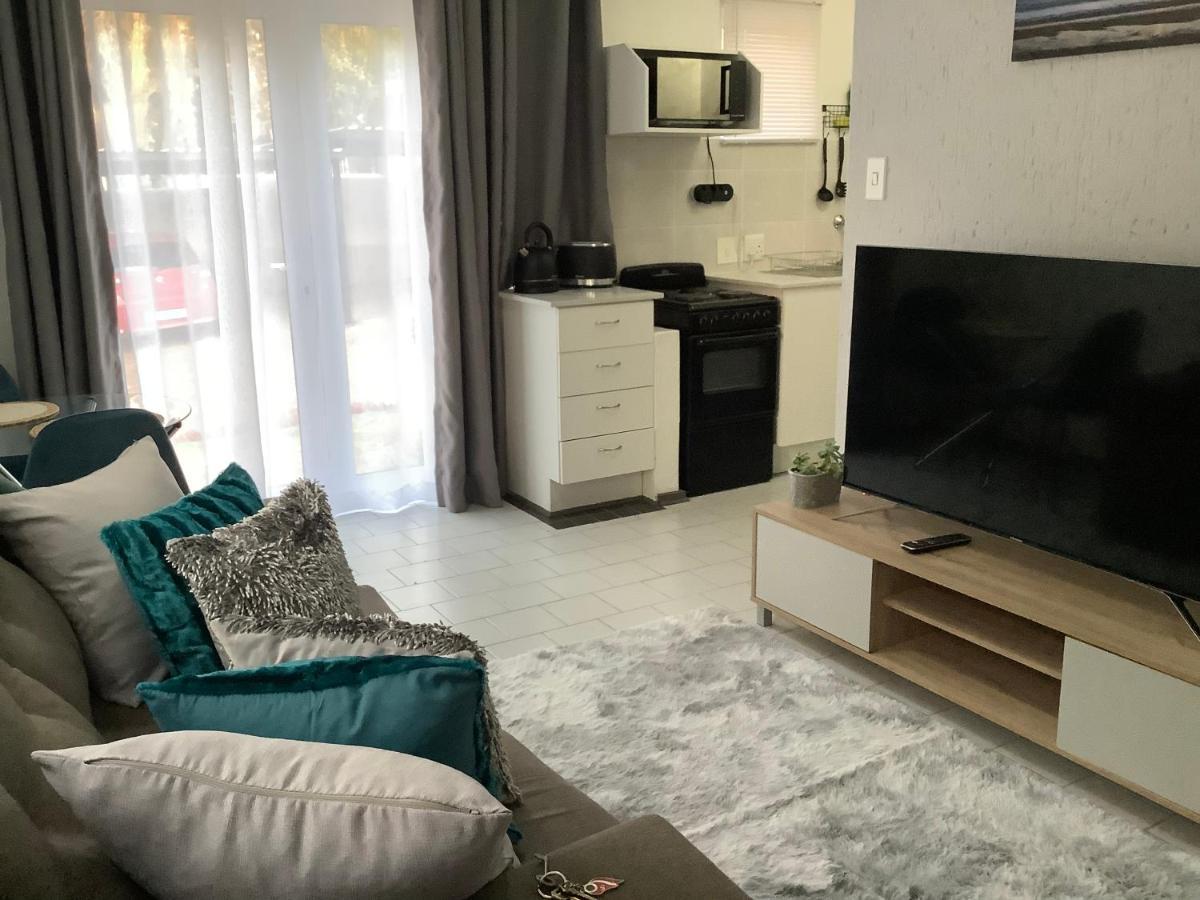 Sandton - Cozy 1 Bed #8 Village Blues On Katherine Street * Johannesburg