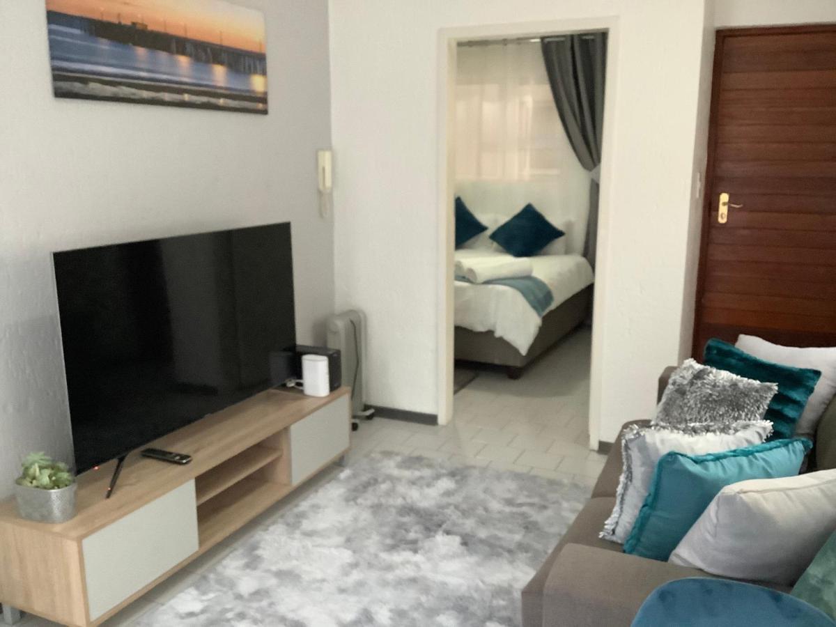 Sandton - Cozy 1 Bed #8 Village Blues On Katherine Street Apartment *