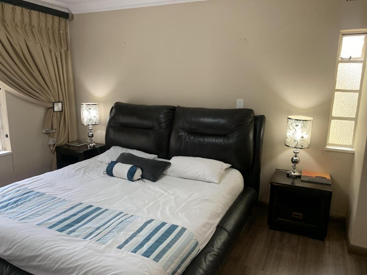 Apartment Safari -beautiful 3 Bedrooms, 10-seater Dining , Tv Room, Garden & Pool Johannesburg
