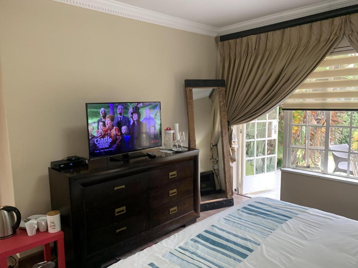 Apartment Safari -beautiful 3 Bedrooms, 10-seater Dining , Tv Room, Garden & Pool *