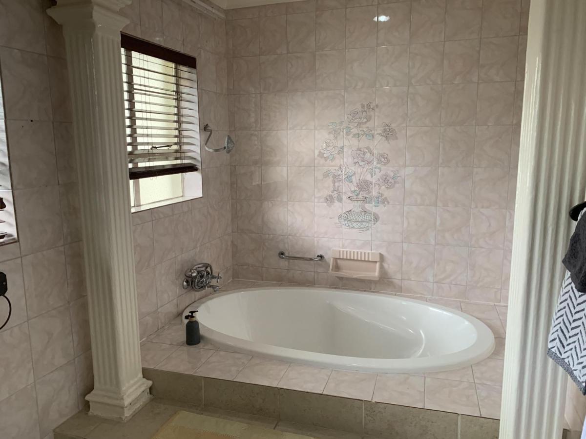 Safari -beautiful 3 Bedrooms, 10-seater Dining , Tv Room, Garden & Pool Apartment