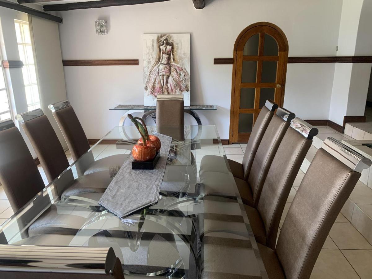 Safari -beautiful 3 Bedrooms, 10-seater Dining , Tv Room, Garden & Pool