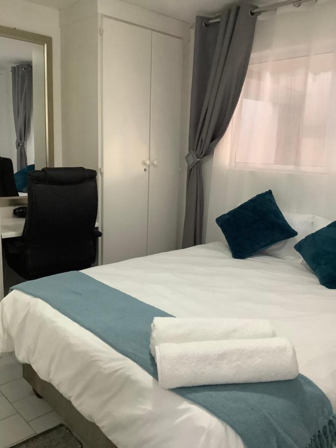 Apartment Sandton - Cozy 1 Bed #8 Village Blues On Katherine Street *