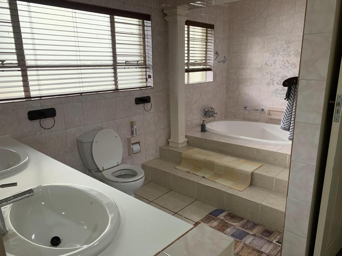 Safari -beautiful 3 Bedrooms, 10-seater Dining , Tv Room, Garden & Pool Apartment Johannesburg