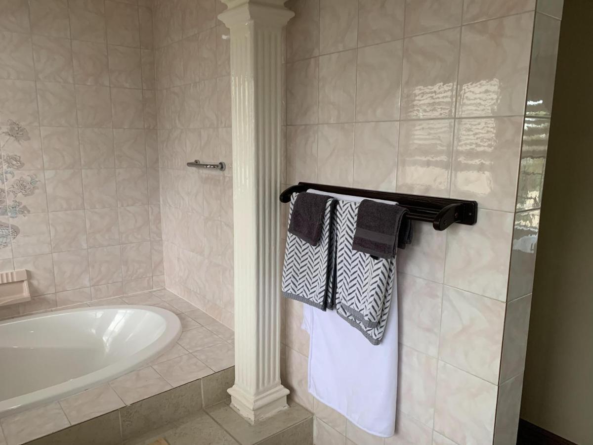 Safari -beautiful 3 Bedrooms, 10-seater Dining , Tv Room, Garden & Pool * Johannesburg