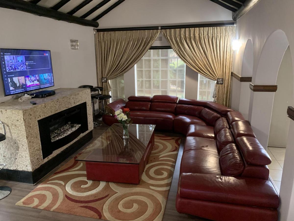 Safari -beautiful 3 Bedrooms, 10-seater Dining , Tv Room, Garden & Pool Johannesburg