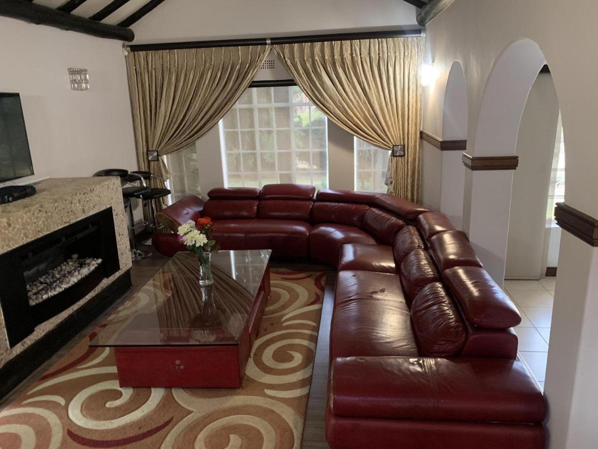 Apartment Safari -beautiful 3 Bedrooms, 10-seater Dining , Tv Room, Garden & Pool