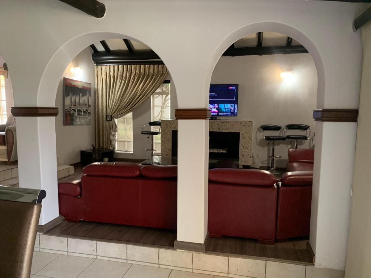 Safari -beautiful 3 Bedrooms, 10-seater Dining , Tv Room, Garden & Pool * Johannesburg