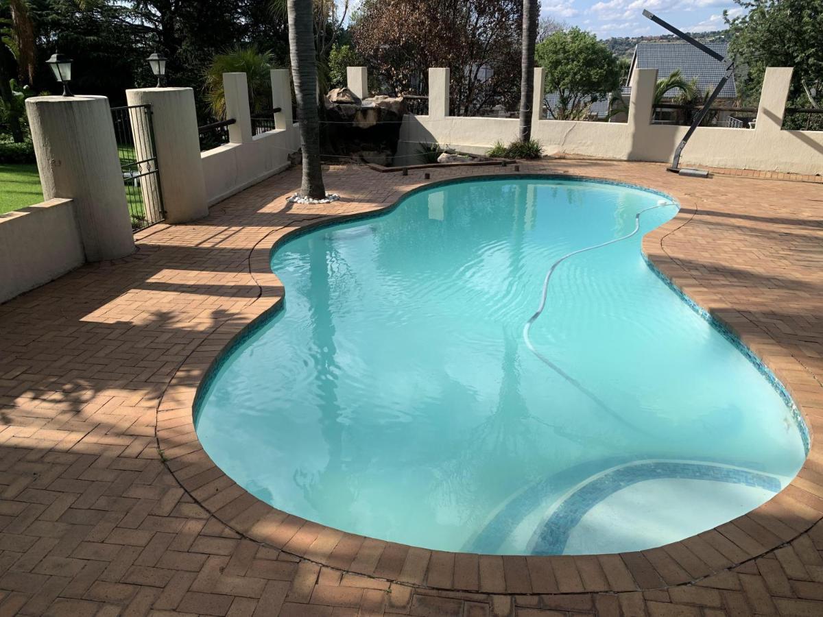 Safari -beautiful 3 Bedrooms, 10-seater Dining , Tv Room, Garden & Pool Apartment *