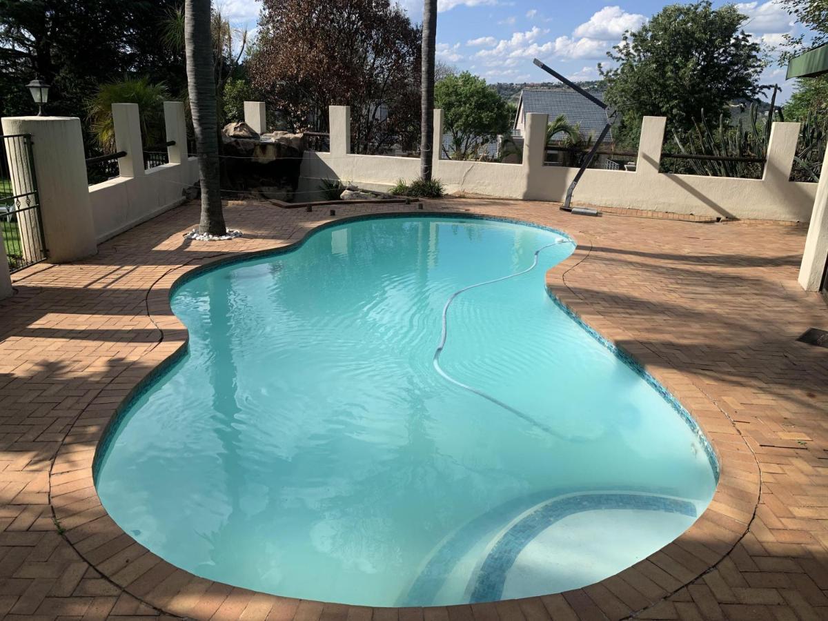 Safari -beautiful 3 Bedrooms, 10-seater Dining , Tv Room, Garden & Pool * Johannesburg