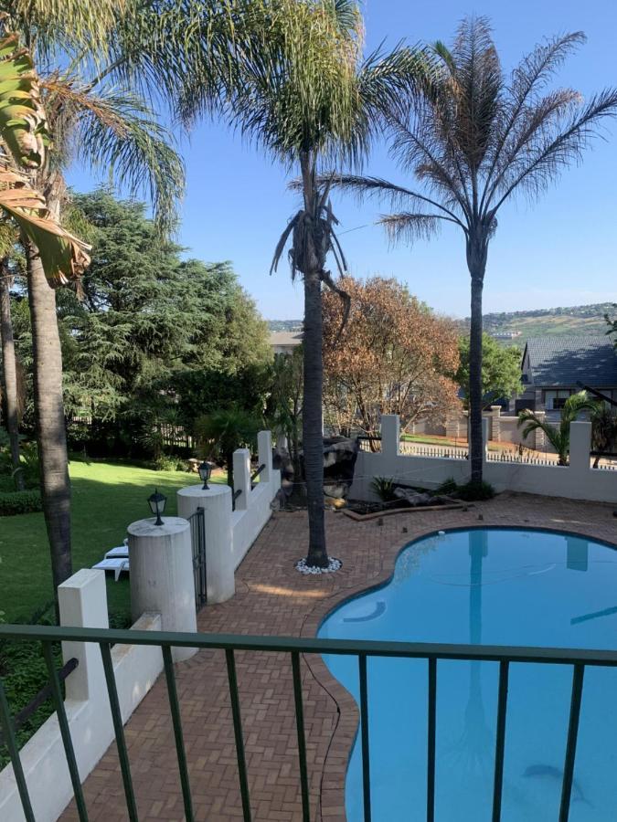 Apartment Safari -beautiful 3 Bedrooms, 10-seater Dining , Tv Room, Garden & Pool Johannesburg