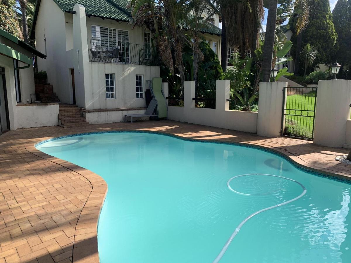 Apartment Safari -beautiful 3 Bedrooms, 10-seater Dining , Tv Room, Garden & Pool *