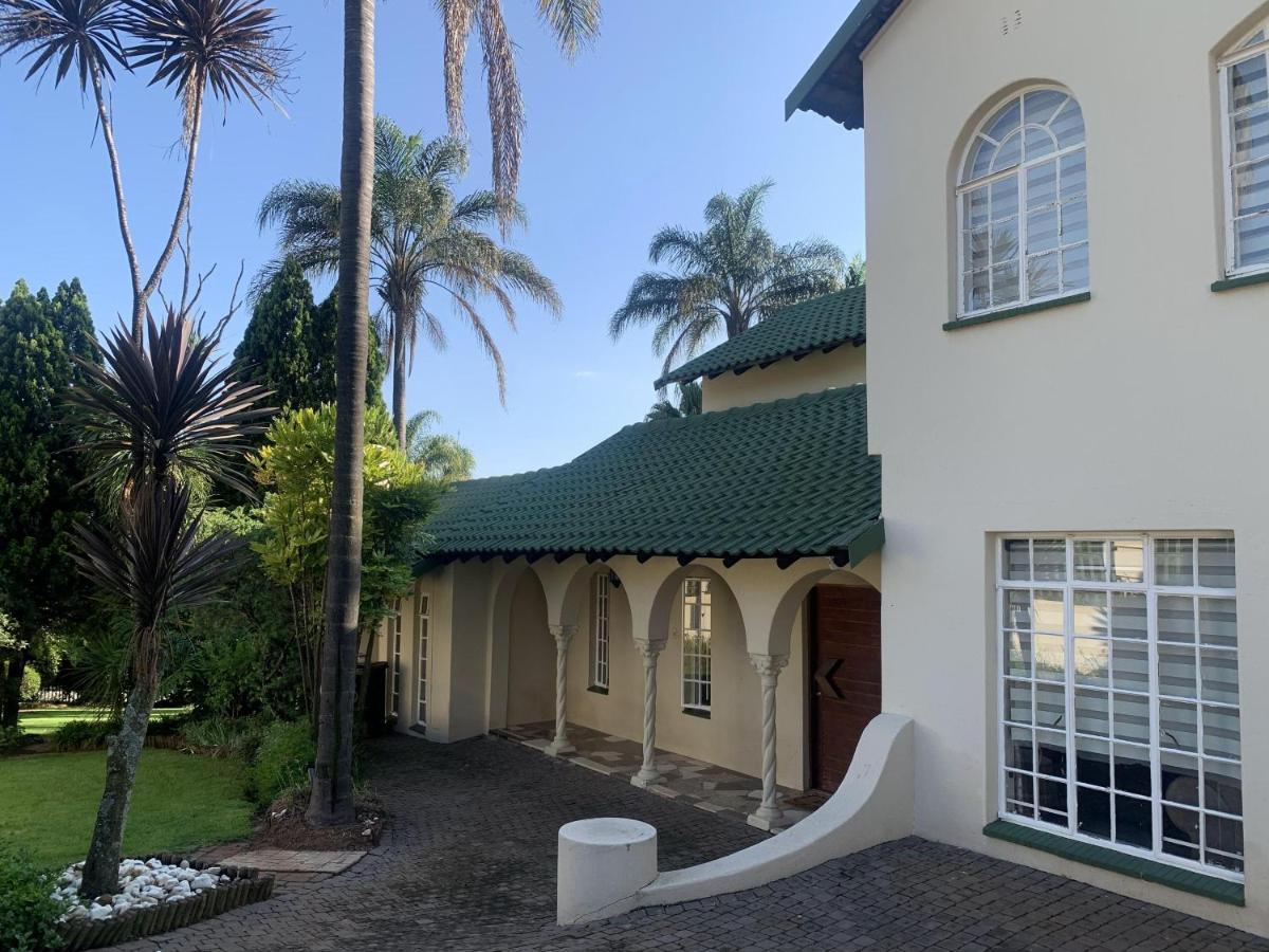 Safari -beautiful 3 Bedrooms, 10-seater Dining , Tv Room, Garden & Pool Apartment *
